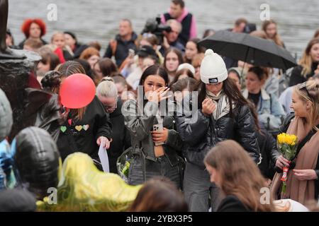 Les gens assistent à une veillée pour Liam Payne, chanteur One Direction de 31 ans de Wolverhampton, à Hyde Park dans le centre de Londres. Payne, qui est devenu célèbre avec le boys band on the X Factor, est décédé mercredi après être tombé d'un balcon du troisième étage de l'hôtel Casa sur dans la capitale Argentine Buenos Aires. Date de la photo : samedi 19 octobre 2024. Banque D'Images