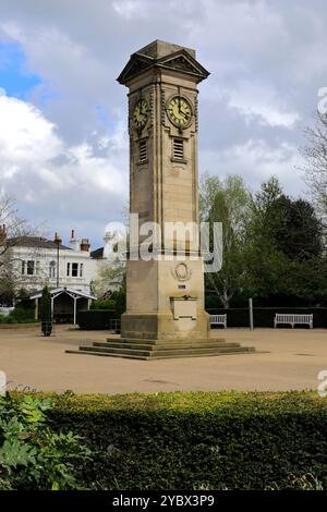 Le mémorial de la Tour de l'horloge à Jephson Gardens, Royal Leamington Spa, Warwickshire, Angleterre, Royaume-Uni construit en 1925, dédié à l'ancien conseiller municipal William Banque D'Images