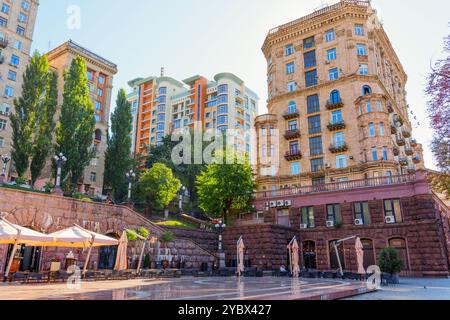 Kiev, Ukraine - 9 octobre 2024 : vue des bâtiments résidentiels modernes et de la verdure près de Khreshchatyk à Kiev, mettant en évidence les espaces extérieurs et Architec Banque D'Images