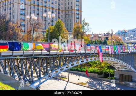 Kiev, Ukraine - 9 octobre 2024 : vue d'un pont orné de divers drapeaux nationaux à Kiev, Ukraine, montrant l'unité internationale contre une ville Banque D'Images