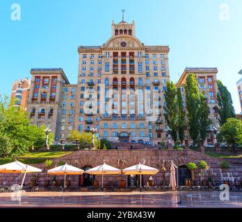 Kiev, Ukraine - 9 octobre 2024 : vue de la maison avec une étoile, un bâtiment résidentiel important sur Khreshchatyk, entouré de verdure et extérieur s. Banque D'Images