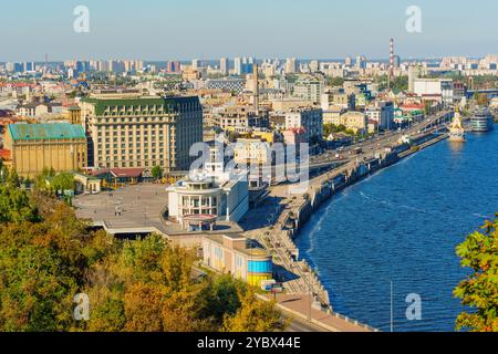 Kiev, Ukraine - 9 octobre 2024 : vue d'ensemble de la place Poshtova à Kiev, mettant en valeur le fleuve Dnipro et l'architecture vibrante de la ville entourée de verdure Banque D'Images