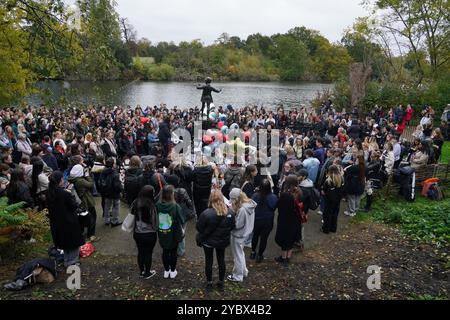 Les gens assistent à une veillée pour Liam Payne, chanteur One Direction de 31 ans de Wolverhampton, à Hyde Park dans le centre de Londres. Payne, qui est devenu célèbre avec le boys band on the X Factor, est décédé mercredi après être tombé d'un balcon du troisième étage de l'hôtel Casa sur dans la capitale Argentine Buenos Aires. Date de la photo : samedi 19 octobre 2024. Banque D'Images