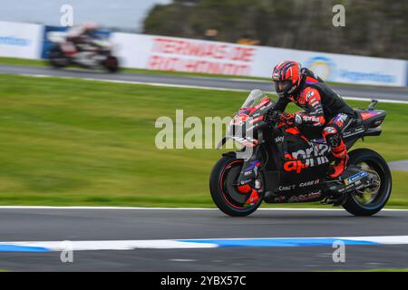 Phillip Island, Australie. 19 octobre 2024. Maverick Viñales d'Espagne, représentant l'équipe Aprilia Racing, est vu en action dans la MotoGP™ Sprint Race - l'événement phare de la deuxième journée du Qatar Airways Australian Motorcycle Grand Prix 2024. Le Qatar Airways Australian Motorcycle Grand Prix 2024 accueille les meilleurs pilotes émergents au monde. La deuxième journée d'action a continué à impressionner les spectateurs avec les stars mondiales du sport automobile affichant des performances impressionnantes lors de tours de qualification en MotoGP, Moto2 et Moto3. Crédit : SOPA images Limited/Alamy Live News Banque D'Images