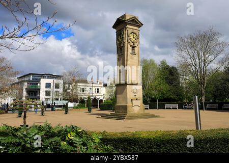 Le mémorial de la Tour de l'horloge à Jephson Gardens, Royal Leamington Spa, Warwickshire, Angleterre, Royaume-Uni construit en 1925, dédié à l'ancien conseiller municipal William Banque D'Images