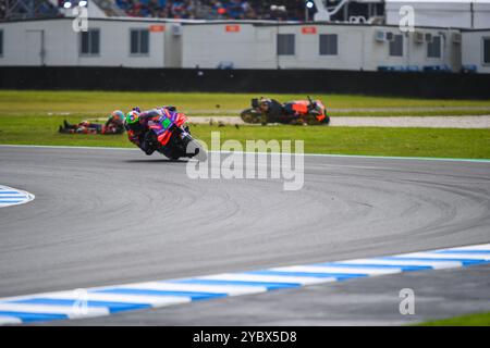 Phillip Island, Australie. 19 octobre 2024. Franco Morbidelli, de l'Italie, est vu rouler alors que Brad Binder s'écrase en arrière-plan pendant la course de sprint MotoGP™ - l'événement phare de la deuxième journée du Qatar Airways Australian Motorcycle Grand Prix 2024. Le Qatar Airways Australian Motorcycle Grand Prix 2024 accueille les meilleurs pilotes émergents au monde. La deuxième journée d'action a continué à impressionner les spectateurs avec les stars mondiales du sport automobile affichant des performances impressionnantes lors de tours de qualification en MotoGP, Moto2 et Moto3. Crédit : SOPA images Limited/Alamy Live News Banque D'Images