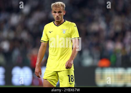 Turin, Italie. 19 octobre 2024. Gustav Isaksen du SS Lazio regarde pendant le match de football Serie A entre la Juventus FC et le SS Lazio au stade Allianz le 19 octobre 2024 à Turin, en Italie . Crédit : Marco Canoniero/Alamy Live News Banque D'Images