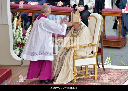 État de la Cité du Vatican, Vatikanstadt. 20 octobre 2024. Le Pape François préside la célébration eucharistique et le rite de canonisation des Bienheureux : Manuel Ruiz López et sept compagnons et François, Mooti et Raffaele Massabki, Giuseppe Allamano, Marie-Léonie Paradis et Elena Guerra. Au Vatican le 20 octobre 2024 crédit : dpa/Alamy Live News Banque D'Images