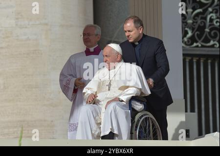 État de la Cité du Vatican, Vatikanstadt. 20 octobre 2024. Le Pape François préside la célébration eucharistique et le rite de canonisation des Bienheureux : Manuel Ruiz López et sept compagnons et François, Mooti et Raffaele Massabki, Giuseppe Allamano, Marie-Léonie Paradis et Elena Guerra. Au Vatican le 20 octobre 2024 crédit : dpa/Alamy Live News Banque D'Images