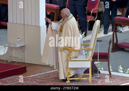 État de la Cité du Vatican, Vatikanstadt. 20 octobre 2024. Le Pape François préside la célébration eucharistique et le rite de canonisation des Bienheureux : Manuel Ruiz López et sept compagnons et François, Mooti et Raffaele Massabki, Giuseppe Allamano, Marie-Léonie Paradis et Elena Guerra. Au Vatican le 20 octobre 2024 crédit : dpa/Alamy Live News Banque D'Images