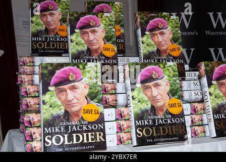 FICHIERS PHOTOS. 20 octobre 2024. Le général Sir Mike Jackson est mort. Windsor, Berkshire, Royaume-Uni. 19 septembre 2007. Le général Sir Mike Jackson au Guildhall de Windsor, Berkshire faisant une conférence sur sa vie dans l'armée et son autobiographie intitulée Soldier. Crédit : Maureen McLean/Alamy Banque D'Images