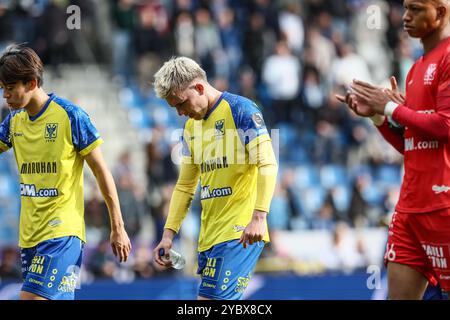 Genk, Belgique. 20 octobre 2024. Les joueurs de STVV semblent déçus après un match de football entre le KRC Genk et le STVV, dimanche 20 octobre 2024 à Genk, le jour 11 de la saison 2024-2025 de la première division du championnat belge 'Jupiler Pro League'. BELGA PHOTO BRUNO FAHY crédit : Belga News Agency/Alamy Live News Banque D'Images