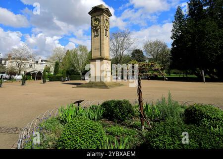 Le mémorial de la Tour de l'horloge à Jephson Gardens, Royal Leamington Spa, Warwickshire, Angleterre, Royaume-Uni construit en 1925, dédié à l'ancien conseiller municipal William Banque D'Images