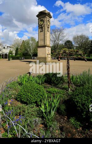 Le mémorial de la Tour de l'horloge à Jephson Gardens, Royal Leamington Spa, Warwickshire, Angleterre, Royaume-Uni construit en 1925, dédié à l'ancien conseiller municipal William Banque D'Images