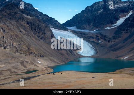 Tarfala Mountain Hut par le lac bleu d'un glacier au lever du soleil, Laponie, Suède Banque D'Images