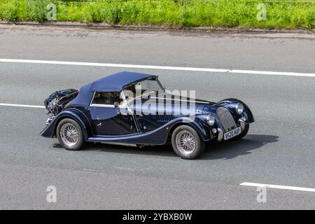 2020 Blue Morgan plus four cabriolet toit souple essence 1999 cc voiture de sport anglaise, BMW 2,0 litres TwinPower Turbo quatre cylindres en ligne. Moteur, circulant sur l'autoroute M6, Royaume-Uni Banque D'Images