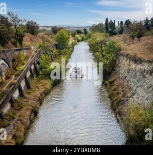 Canal du midi au bout du tunnel du Malpas, le plus ancien tunnel du monde, sous la colline d'Enserune dans l'Hérault, France. Banque D'Images