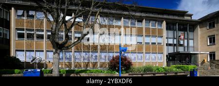La fontaine de sculpture Heron devant la bibliothèque et le centre d'information de Warwick, Warwick Town, Warwickshire, Angleterre Banque D'Images