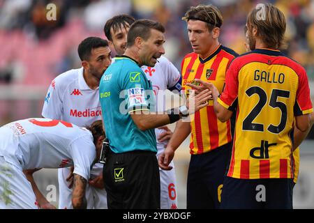 Lecce, Italie. 20 octobre 2024. L’arbitre Mr. Francesco fourneau lors du match de Serie A Enilive entre l’US Lecce et l’ACF Fiorentina au stade via del Mare à Lecce, Italie, dimanche 20 octobre 2024. (Crédit image : &#xa9 ; Giovanni Evangelista/LaPresse) crédit : LaPresse/Alamy Live News Banque D'Images