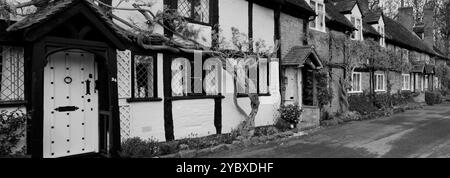 Wisteria Cottages couverts le long de Bridge End Street, Warwick Town, Warwickshire, Angleterre, Royaume-Uni Banque D'Images