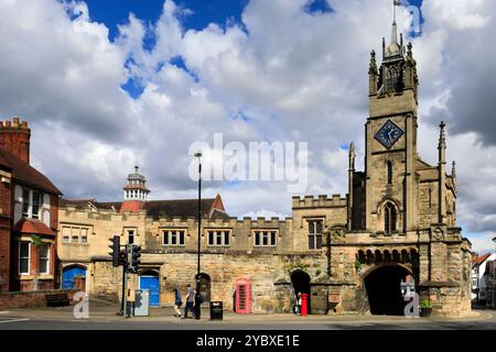 East Gate et St Peters Chapel, The Butts, Warwick Town, Warwickshire, Angleterre, ROYAUME-UNI Banque D'Images