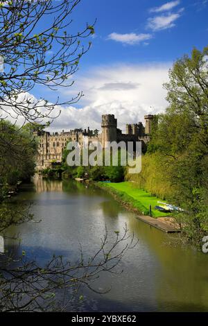 Vue du château de Warwick sur la rivière Avon ; Warwickshire ; Angleterre ; Grande-Bretagne ; Royaume-Uni Banque D'Images
