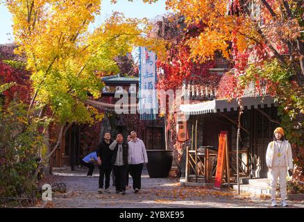 Pékin, Chine. 20 octobre 2024. Les gens apprécient le paysage d'automne dans la ville d'eau de Gubei à Pékin, capitale de la Chine, Oct. 20, 2024. Crédit : Chen Yehua/Xinhua/Alamy Live News Banque D'Images