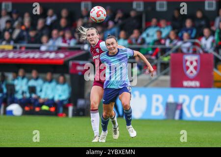 Shannon Cooke de West Ham United combat pour le ballon avec Caitlin Foord d'Arsenal lors du match de Super League féminine de Barclays West Ham United Women vs Arsenal Women au Chigwell construction Stadium, Dagenham, Royaume-Uni, 20 octobre 2024 (photo par Izzy Poles/News images) Banque D'Images