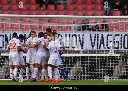 Lecce, Italie. 20 octobre 2024. f célèbre après avoir marqué les cinq buts de l'équipe lors du match de football Serie A Enilive entre l'US Lecce et l'ACF Fiorentina au stade via del Mare à Lecce, en Italie, le dimanche 20 octobre 2024. (Crédit image : &#xa9 ; Giovanni Evangelista/LaPresse) crédit : LaPresse/Alamy Live News Banque D'Images