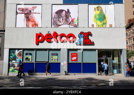 Petco, 2475 Broadway, New York. Photo de la vitrine de New York d'un magasin de fournitures pour animaux de compagnie dans le quartier Upper West Side de Manhattan. Banque D'Images