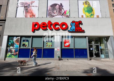 Petco, 2475 Broadway, New York. Photo de la vitrine de New York d'un magasin de fournitures pour animaux de compagnie dans le quartier Upper West Side de Manhattan. Banque D'Images