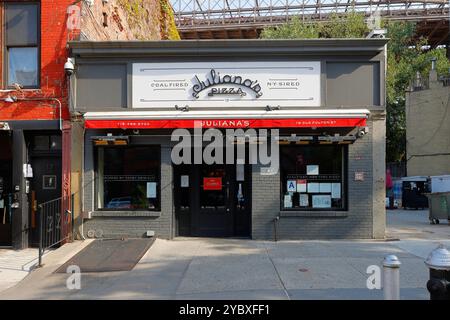 Juliana's Pizza, 19 Old Fulton St, Brooklyn, New York. Vitrine New-yorkaise d'une pizzeria au four à charbon par Patsy Grimaldi dans le Fulton Ferry dist Banque D'Images