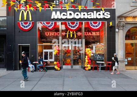 McDonalds, 39 Union Square, New York. New York Storefront d'un restaurant de chaîne de hamburgers de restauration rapide rénové dans Union Square Park de Manhattan. Banque D'Images