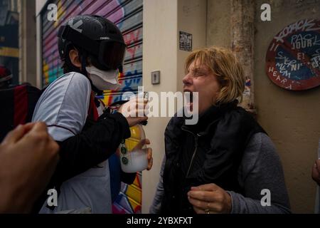 France, Paris. 01 mai 2023. Des milliers de personnes se rassemblent à Paris le 1er mai en brandissant des banderoles appelant à la justice sociale et exigeant soit la démission de Macron, soit le retrait de la loi sur les retraites. À Paris, les marches ont commencé pacifiquement, bien qu'elles aient rapidement dégénéré en violence avec des affrontements entre la police et les manifestants, lançant des projectiles, des poubelles et des bombes à essence sur les forces de sécurité. Selon le ministère français de l'intérieur, des dizaines de policiers ont été blessés dans tout le pays et plus de 290 manifestants ont été arrêtés. De nombreux manifestants du 1er mai se sont mobilisés contre le récent discours du président français Emmanuel Macron Banque D'Images