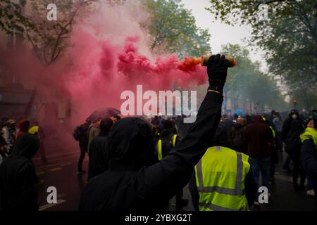 France, Paris. 01 mai 2023. Des milliers de personnes se rassemblent à Paris le 1er mai en brandissant des banderoles appelant à la justice sociale et exigeant soit la démission de Macron, soit le retrait de la loi sur les retraites. À Paris, les marches ont commencé pacifiquement, bien qu'elles aient rapidement dégénéré en violence avec des affrontements entre la police et les manifestants, lançant des projectiles, des poubelles et des bombes à essence sur les forces de sécurité. Selon le ministère français de l'intérieur, des dizaines de policiers ont été blessés dans tout le pays et plus de 290 manifestants ont été arrêtés. De nombreux manifestants du 1er mai se sont mobilisés contre le récent discours du président français Emmanuel Macron Banque D'Images