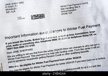 Une lettre énonçant les modifications apportées en 2024 au paiement hivernal pour le carburant aux pensionnés. À partir de l'hiver 2024/25, il ne sera versé qu'aux personnes qui reçoivent des prestations admissibles. Banque D'Images