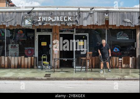 Largo, États-Unis. 04 octobre 2024. Le personnel du bar et du gril Shipwreck utilise un nettoyeur haute pression pour nettoyer la passerelle pendant le nettoyage à la suite de l'ouragan Helene à Clearwater Beach, le 4 octobre 2024 à Largo, en Floride. Crédit : Liz Roll/FEMA/Alamy Live News Banque D'Images