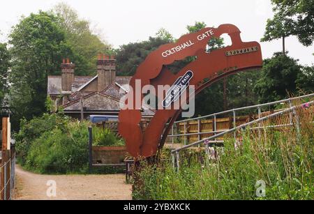 Le panneau de la gare pour Coltishall Gate sur le chemin de la vallée de la Bure, à côté du chemin de fer à voie étroite de la vallée de la Bure, Norfolk, Angleterre Royaume-Uni Banque D'Images