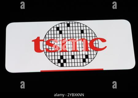 Shanghai, Chine-Oct.20th 2024 : logo de marque TSMC (Taiwan Semiconductor Manufacturing Company Limited) sur l'écran du téléphone Banque D'Images