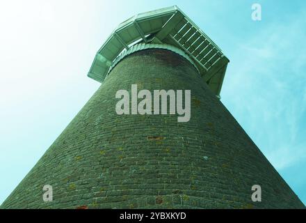 Un moulin à vent en briques près de Martham Broad, Norfolk Angleterre, qui lève la tête du sol jusqu'au dessous de la footway extérieure autour du sommet Banque D'Images