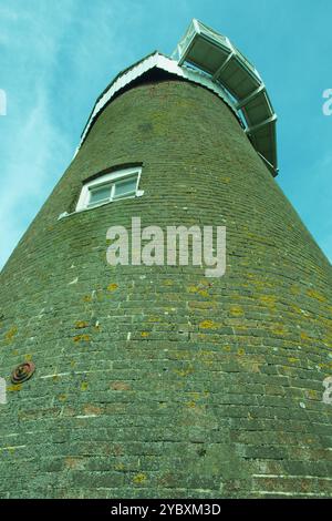 Un moulin à vent en briques près de Martham Broad, Norfolk Angleterre, qui lève la tête du sol jusqu'au dessous de la footway extérieure autour du sommet Banque D'Images