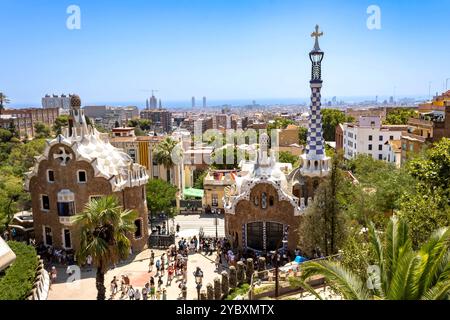 Barcelone, Espagne - 22 juillet 2022 : la porte d'entrée, Casa del Guarda, et une librairie dans le parc Güell Banque D'Images