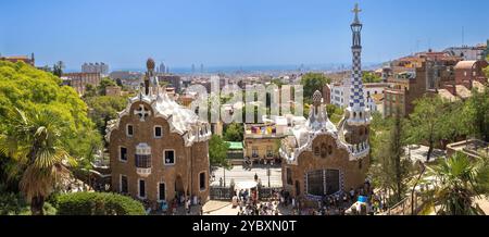 Barcelone, Espagne - 22 juillet 2022 : la porte d'entrée, Casa del Guarda, et une librairie dans le parc Güell Banque D'Images