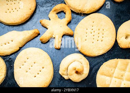 Biscuits faits maison de formes joyeuses faits par un enfant sur la protvina. Un passe-temps familial. Photo de haute qualité Banque D'Images