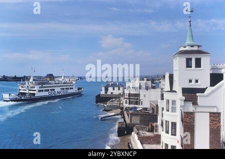 Isle of Wight Sealnk Ferry St Catherine en passant par le vieux Portsmouth, Hampshire, Angleterre. Circa 1986 Banque D'Images