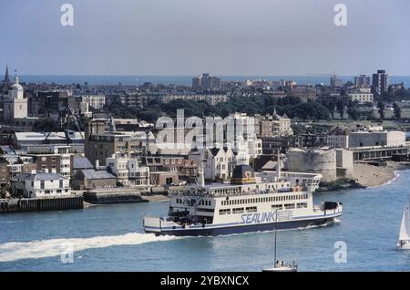 Isle of Wight Sealink Ferry St Catherine en passant par le vieux Portsmouth, Hampshire, Angleterre. Circa 1986 Banque D'Images