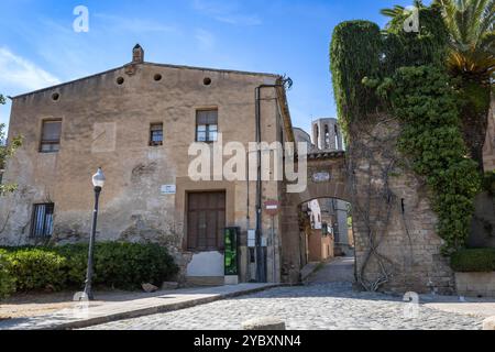 Le monastère de Pedralbes vu de Carrer del Bisbe Català, Barcelone, Espagne Banque D'Images