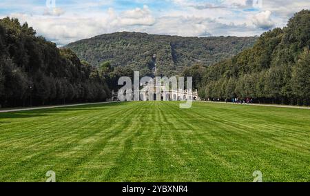 Résidence de la Maison de Bourbon pendant les deux-Siciles, le Palais Royal de Caserte est classé au patrimoine mondial de l'UNESCO. Voici les jardins Banque D'Images