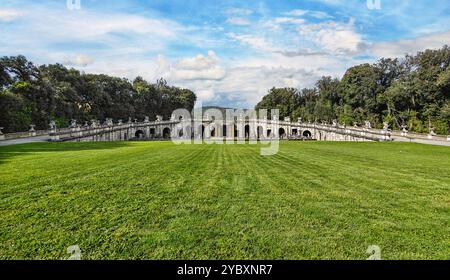 Résidence de la Maison de Bourbon pendant les deux-Siciles, le Palais Royal de Caserte est classé au patrimoine mondial de l'UNESCO. Voici les jardins Banque D'Images