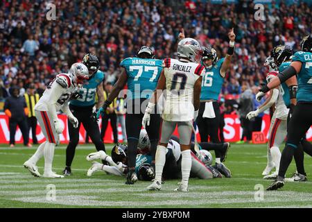 Stade de Wembley, Londres, Royaume-Uni. 20 octobre 2024. NFL UK Football, New England Patriots contre Jacksonville Jaguars ; Jacksonville Jaguars Running Back Tank Bigsby marque un touchdown pour 10-13. Crédit : action plus Sports/Alamy Live News Banque D'Images